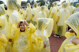 Kinh hoàng áo mưa chứa hóa chất gây hại cho não