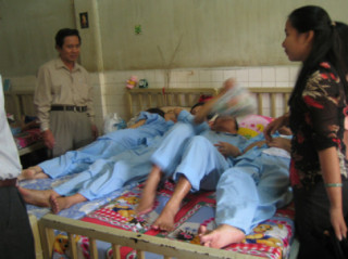 Mỗi tháng, Việt Nam có gần 1.000 người nhiễm HIV