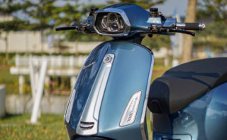 Vespa Sprint mê hoặc người xem với dàn chân bạch kim hiếm thấy!