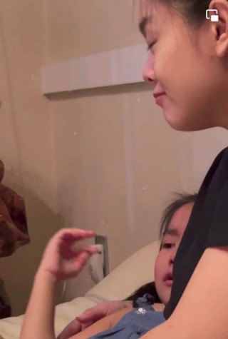 Âm thầm sang Mỹ nhiều ngày, Phạm Quỳnh Anh bất ngờ đăng clip dỗ con gái nhỏ khóc nức nở