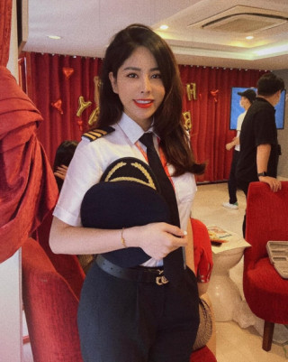 Cơ phó đẹp nhất Việt Nam vừa làm mẹ đơn thân vừa nhận bằng phi công Mỹ, U40 trẻ đẹp như gái 20