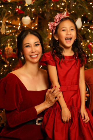 Con gái Hà Kiều Anh xinh như thiên thần chụp ảnh bên bà và mẹ, dung mạo hưởng trọn từ gia đình cực phẩm 