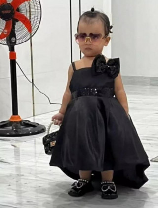 Con gái Võ Hạ Trâm gia nhập hội “mầm non” catwalk, phối váy bà nội mua với mắt kính cool ngầu