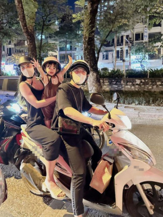 Được bố chủ tịch chở bằng xe máy, con gái Đông Nhi bị trêu đội mũ bảo hiểm sai