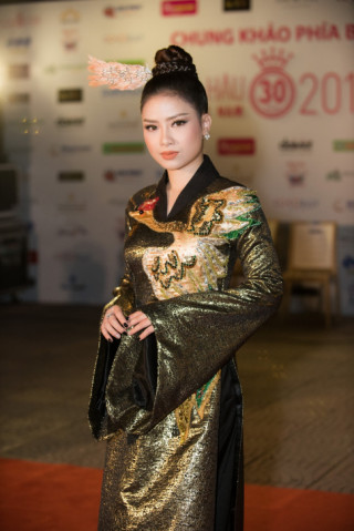 Dương Hoàng Yến gây choáng với màn lột xác ở đêm thi Hoa hậu