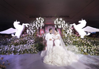 Khánh Thi diện váy cưới đám mây trắng bên Phan Hiển, hai nhóc tì mặc sang trọng nổi bật không kém bố mẹ