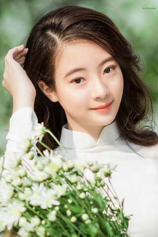 Nữ sinh da trắng ngần nổi bật ở Hồ Gươm vì quá xinh, hóa ra là bé gái 13 tuổi đạt giải “Gương mặt đẹp nhất 2022”