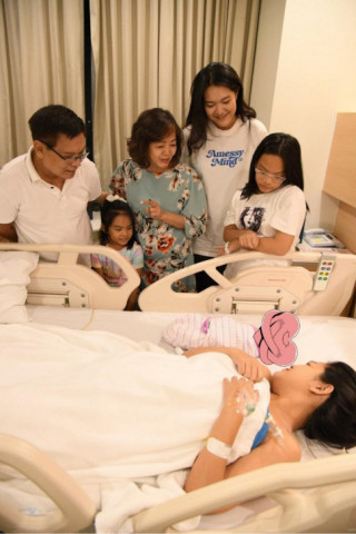 Phạm Quỳnh Anh khoe được bạn trai thức đêm, một mình chăm hai mẹ con cẩn thận ở viện