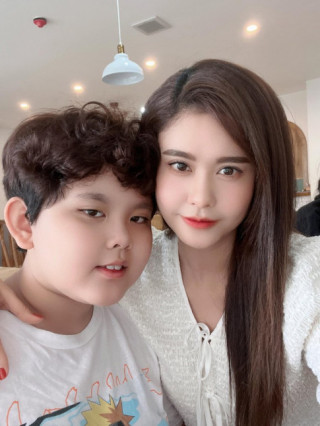 4 năm đơn thân vất vả, Trương Quỳnh Anh đứng cạnh con trai 10 tuổi tưởng hotgirl bên thanh niên nào