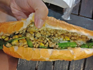 9x chi 20 triệu tìm ra công thức bánh mì hến khiến người Sài Gòn xếp hàng ăn thử