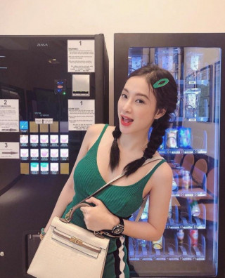 Angela Phương Trinh “chào hè” bằng hàng loạt váy áo trẻ trung, sành điệu