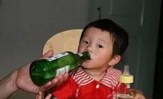 Bác sĩ lý giải nguyên nhân bé trai bị liệt chân vì ông nội chiều chuộng cho uống một ngụm bia