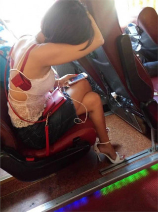 Bắt xe khách về quê, cô gái khiến người ngồi cạnh cũng ngượng chín mặt vì áo lót bung cúc