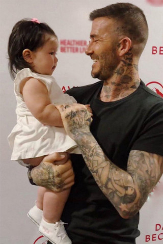 Bé gái Việt từng được David Beckham bế, luôn miệng khen đáng yêu giờ đã lớn xinh, là mẫu nhí
