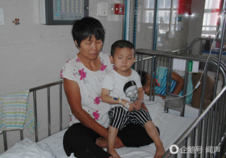 Bé trai 4 tuổi bị mẹ bỏ rơi vì căn bệnh máu trắng: “Con khỏi rồi mẹ sẽ về phải không ba?”
