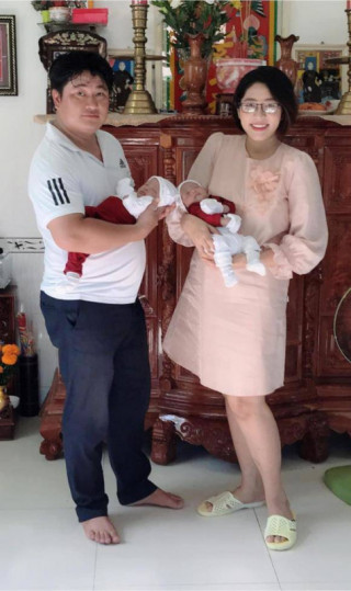 Cặp song sinh nhà Hoa hậu Đặng Thu Thảo lớn phổng, 8 tháng đã leo trèo tập đi