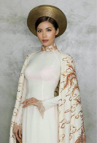“Chân dài sexy nhất Việt Nam” mắc thảm họa nội y thường thấy với áo dài trắng