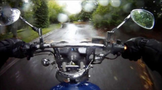 Chạy xe máy dưới trời mưa và những sai lầm tai hại
