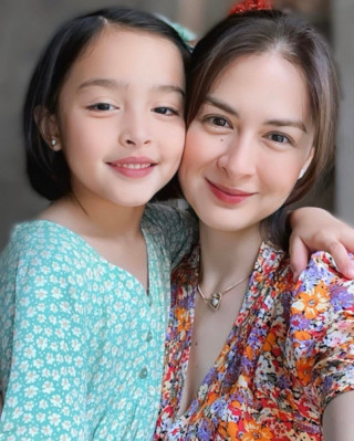 Chụp chung khung hình, con gái 7 tuổi có đôi mắt phượng xinh lấn át mỹ nhân đẹp nhất Philippines