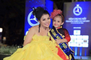 Cô bé Nha Trang con gái người mẹ bán ốc đạt giải Miss Gương mặt đẹp nhất, 4 năm sau là con cưng Lý Hải Minh Hà