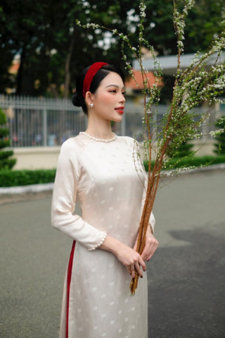 Cô dâu hào môn Linh Rin mặc áo dài nền nã gợi cảm hơn người, vị hôn phu Phillip Nguyễn “say như điếu đổ”