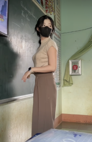 Cô giáo tiểu học Việt Nam xinh như mộng, đi dạy ăn mặc hút “triệu view” gì đẹp chuẩn minh tinh