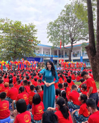 Cô giáo tiểu học xinh nhất Hà Nội khiến phụ huynh ồ ạt hỏi tên trường cho con theo học