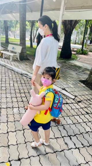 Con gái 3 tuổi không muốn đi học, Thân Thúy Hà hỏi ra mới biết do cách cô mẫu giáo cho bé ăn