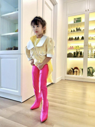 Con gái 4 tuổi của Diệp Lâm Anh lén diện hàng hiệu của mẹ, sành điệu như người mẫu nhí