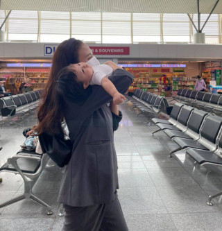 Con gái Cường Đôla ăn vạ ở sân bay, Đàm Thu Trang có biện pháp dứt khoát