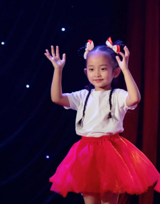 Con gái Khánh Thi Phan Hiển 4 tuổi cao vượt bạn bè, đúng chuẩn con nhà nòi nhảy cực khéo ở trường