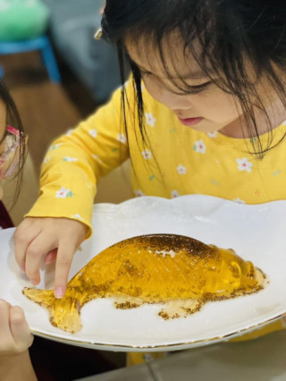 Con gái út nữ Giám đốc Diễm Quỳnh cười toét miệng bên món ăn vui mắt, trẻ con hàng xóm xúm lại xem