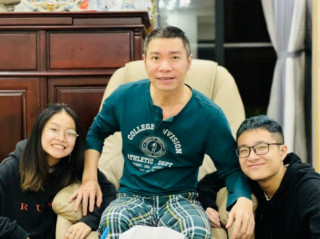 Công Lý khoe ảnh được 2 con tới nhà thăm, MC Thảo Vân liền bình luận khen ngợi