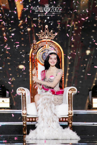 Đăng quang hơn 2 tuần, Hoa hậu Thanh Thủy nổi mụn lấm tấm, mặt mộc khó nhận ra