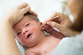 Dấu hiệu viêm tai giữa ở trẻ sơ sinh như thế nào?