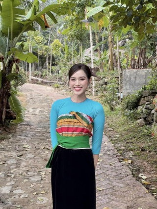 Đỗ Thị Hà mặc trang phục truyền thống của người Thái, đẹp trong veo khi làm cô gái dân tộc