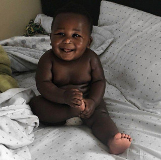 Em bé châu Phi được khen đẹp nhất thế giới, nhìn sang mẹ da đen mới “ngã ngửa”