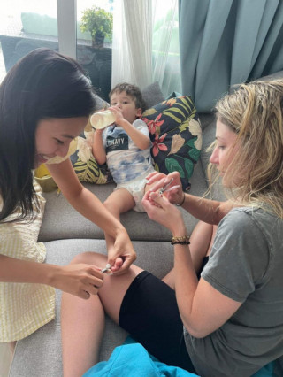 Em bé Việt được Á hậu và đặc vụ Mỹ cắt móng chân, sau 1 năm ngoại hình khác lạ, nói 2 thứ tiếng