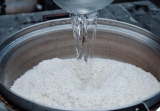 Gạo tẻ nấu cùng thứ nước giải khát này thành cơm “đại bổ”, hạt nào cũng trắng thơm, mềm dẻo còn gấp đôi dinh dưỡng