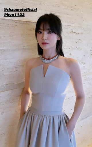 Hiếm khi hở, Song Hye Kyo cứ diện kiểu váy nửa táo bạo nửa sang chảnh này là phơi trọn điểm tuyệt phẩm