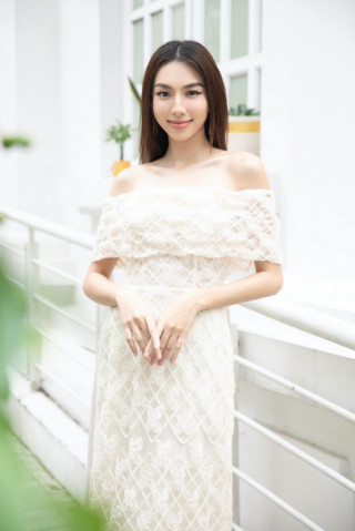 Hoa hậu Thuỳ Tiên mặc áo dài xuyên thấu, “cạnh tranh” trực tiếp với nàng dâu hào môn họ Đỗ