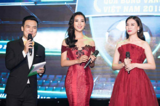 Hoa hậu Tiểu Vy diện váy cúp ngực, xướng tên Quang Hải nhận “Quả bóng vàng” 2018