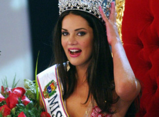 Hoa hậu Venezuela bị cướp hại chết 7 năm trước, con gái giờ lớn xinh đẹp hệt mẹ