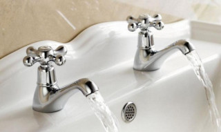 Hóa ra đây là lý do vì sao bồn rửa ở Anh lại có 2 vòi nước tưởng “thừa thãi”