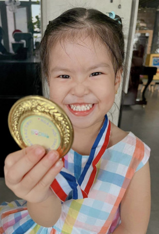 Lê Phương khoe con gái Phạm Hương giành huy chương vàng, cảnh thi đấu lăn xả siêu hài