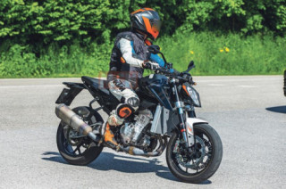 Lộ diện KTM 990 Duke có thể làm rung chuyển giới nakedbike