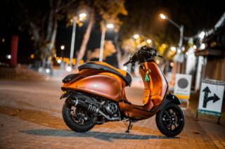 Một chiếc Vespa độ đẹp xuất sắc trong bộ áo da cam đầy quyến rũ