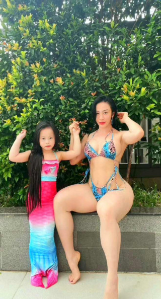 Mỹ nữ Việt siêu vòng 3 đi bơi cùng con gái, ai cũng chú ý vì vóc dáng nóng bỏng