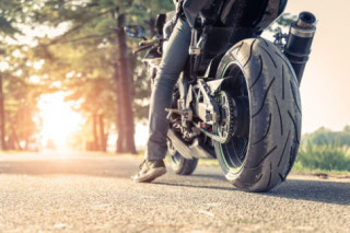 Nếu mua một chiếc xe máy, việc thử tiếp đất bằng chân quan trọng cỡ nào?