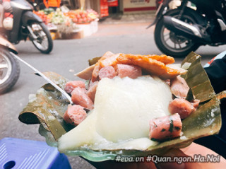 Ngày trở gió, chiều đói bụng, đi ăn ngay hàng bánh giò nóng hổi, đầy ắp giò chả ở Hà Nội